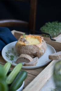 gefüllter Brotlaib mit Ofenkäse