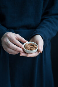 Mandeln in Schälchen