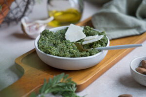Pesto aus Möhrengrün und Mandeln