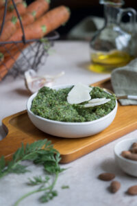 Pesto aus Möhrengrün