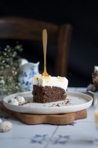 Schoko-Nusskuchen mit Sahne und Eierlikör