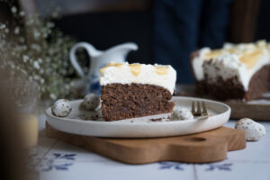 Schoko-Nusskuchen mit Sahne und Eierlikör