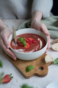 selbstgemachte Tomaten-Erdbeer-Suppe