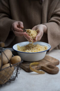 Die geriebenen Kartoffeln sollten ausgepresst werden!