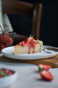 Milchreiskuchen mit Erdbeeren