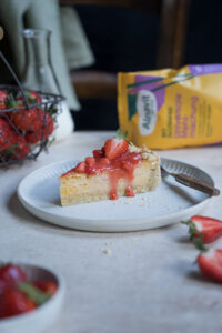Milchreiskuchen mit Erdbeersoße