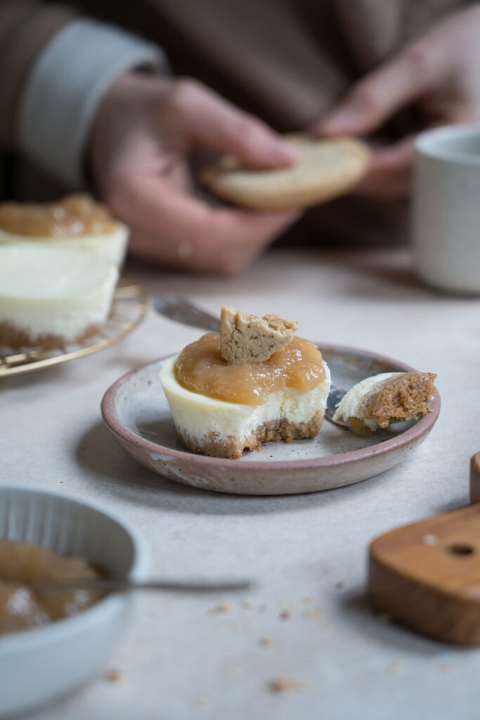 Mini-Cheesecakes &amp; Rhabarbersoße - www.glutenfreiumdiewelt.de