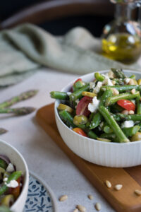 mediterraner Spargelsalat in Schüssel