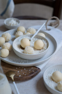 Selbstgemacht: Eierlikör-Kokos-Pralinen