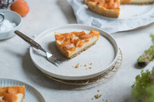 Aprikosenkuchen mit Vanillepudding