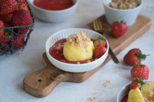 Polenta-Klöße mit Kokos und Erdbeersoße