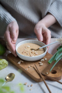 Erdnusssoße für die Glasnudeln