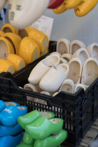 Holzschuhe auf dem Markt in Domburg