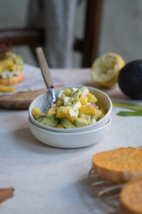 Mango-Salsa mit Avocado und Feta