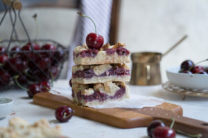 So wirds gemacht: Kirschkuchen mit Marzipanstreuseln