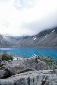 Der blaue See mit Wolken
