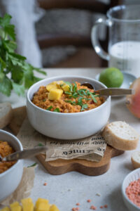 Linsencurry mit Kokos und Mango