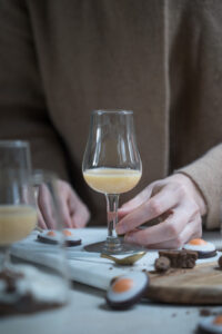 Glas mit Eierlikör