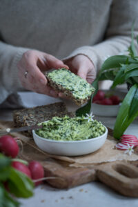 Bärlauchbutter auf Brot