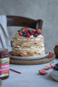 Pancake-Torte mit Beeren