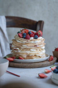 Pfannkuchen-Torte mit Erdbeeren