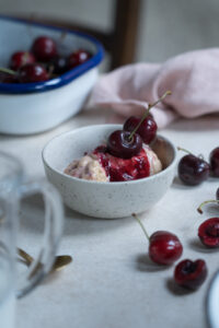 Milchreis-Eis mit Kirschen