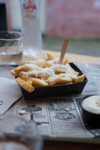 Pommes mit Mayo und Parmesan