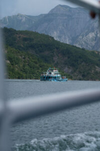 Mit der Fähre über den Koman See