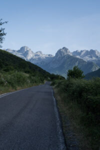 Straße in den Alpen
