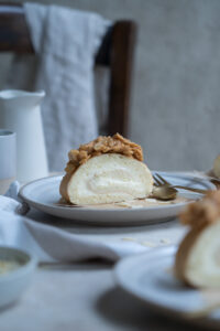 Biskuitrolle wie Bienenstich