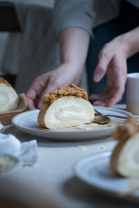 Bienenstich-Biskuitrolle