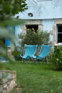 Blaue Liegestühle