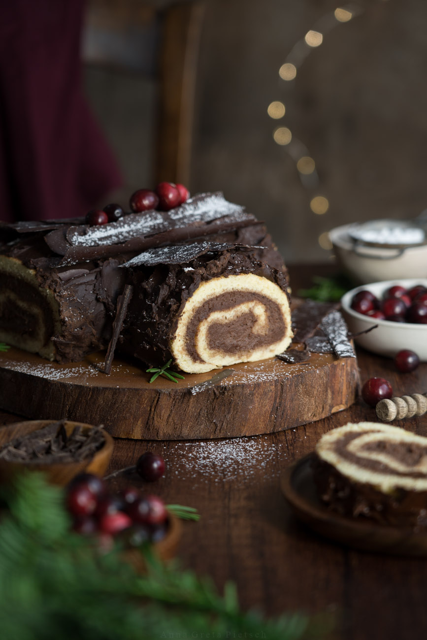 Bûche de Noël mit Haselnussfüllung