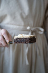 Haselnuss-Brownie mit Baiser