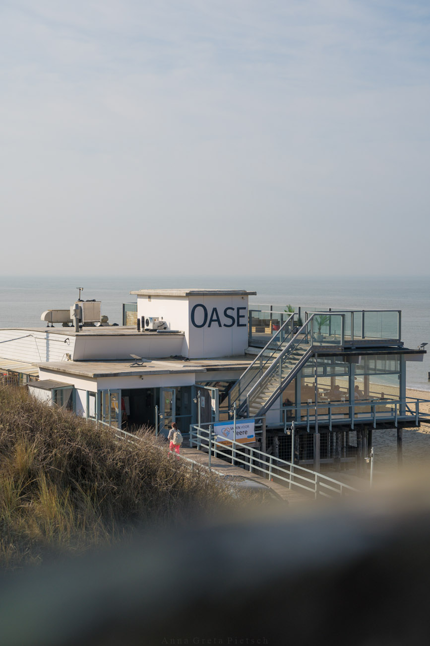 Eine Beachbar am Strand von Domburg. Im Hintergrund sieht man das Meer.