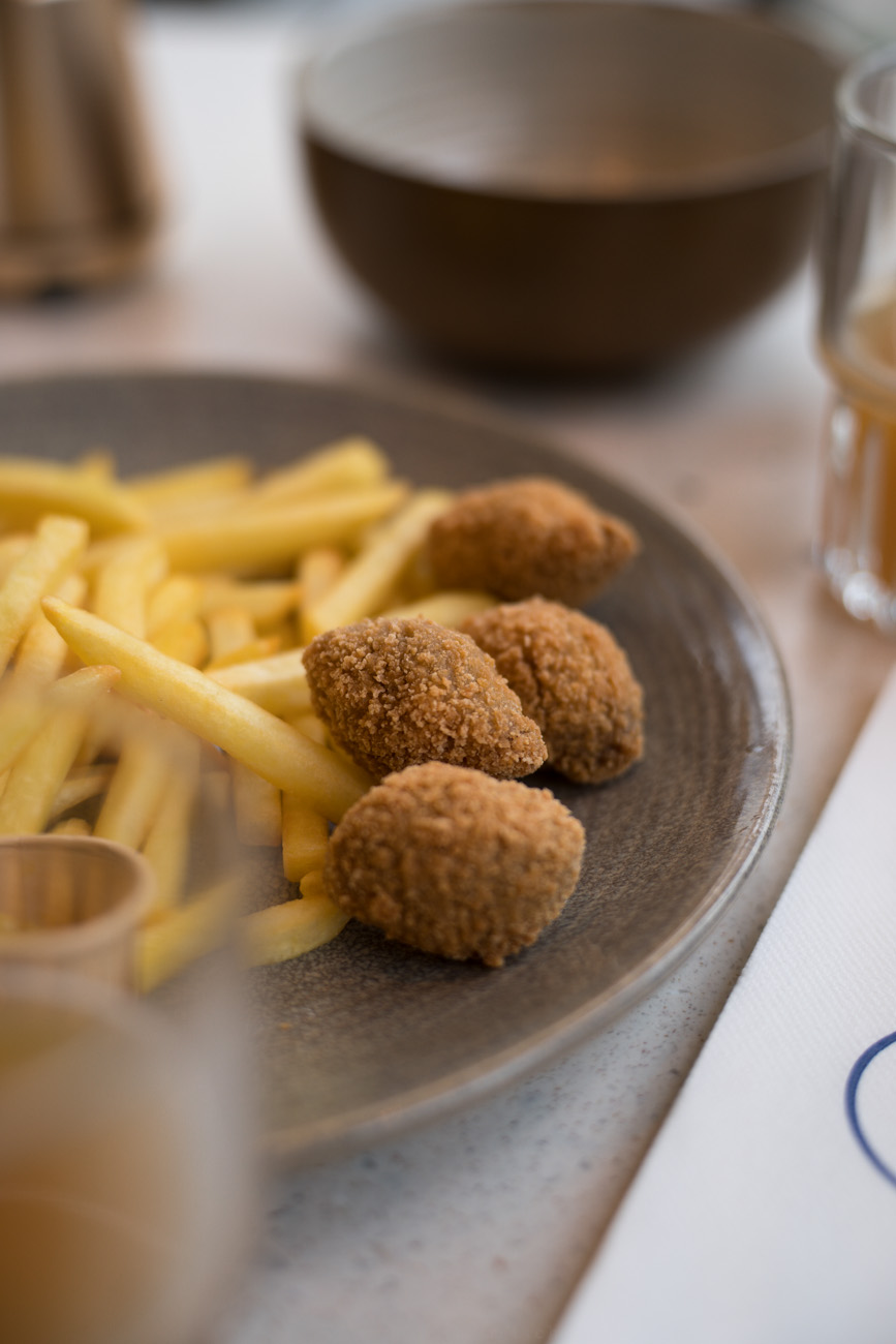 Ein Teller mit Pommes und frittierten Bitterballen.