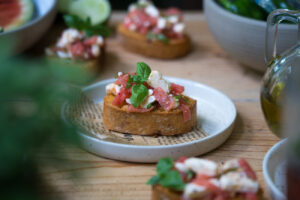 Bruschetta mit Wassermelone und Feta