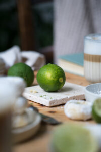 Limette mit Wassertropfen