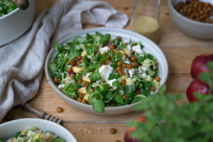 Sommerlicher Salat mit gebackenen Kichererbsen
