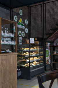 Eine SB-Theke mit Gebäck in einem glutenfreien Café, Budapest.