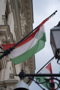 Eine ungarische Flagge an einer Hauswand