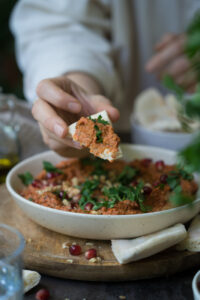 Muhamnara-Dip auf Pita-Brot