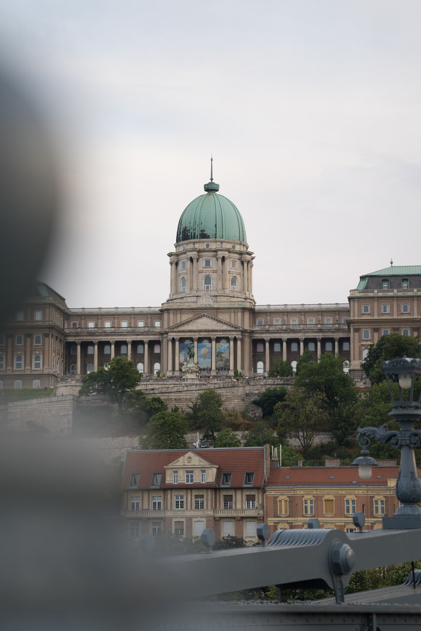 Das Gebäude der Nationalgalerie von der Kettenbrücke aus fotografiert.