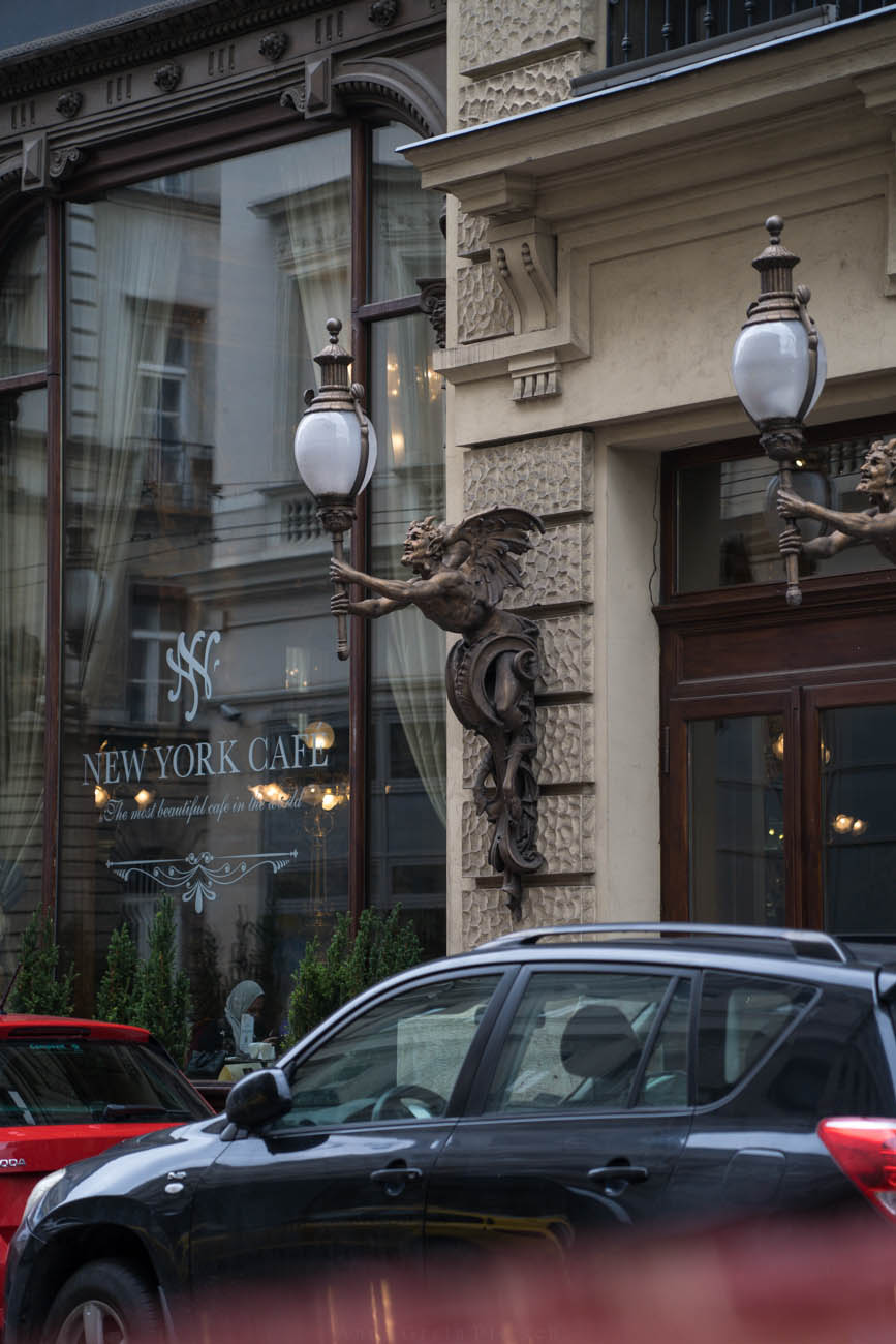 Die Außenfassade vom Kaffeehaus New York in Budapest