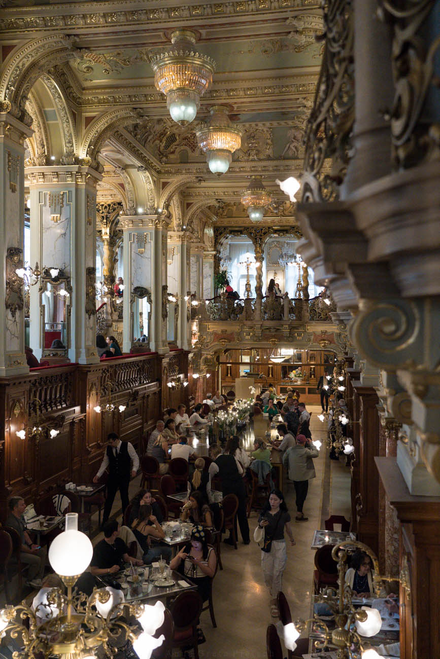 Die Innansicht vom Kaffeehaus New York in Budapest