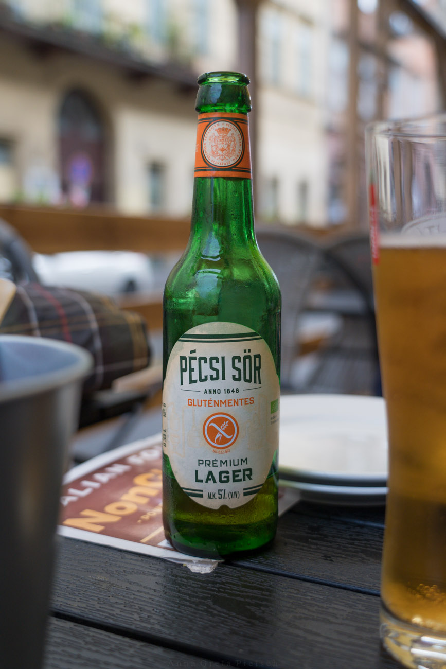 glutenfreies Bier in einer grünen Flasche, glutenfreie Pizzeria in Budapest, Ungarn