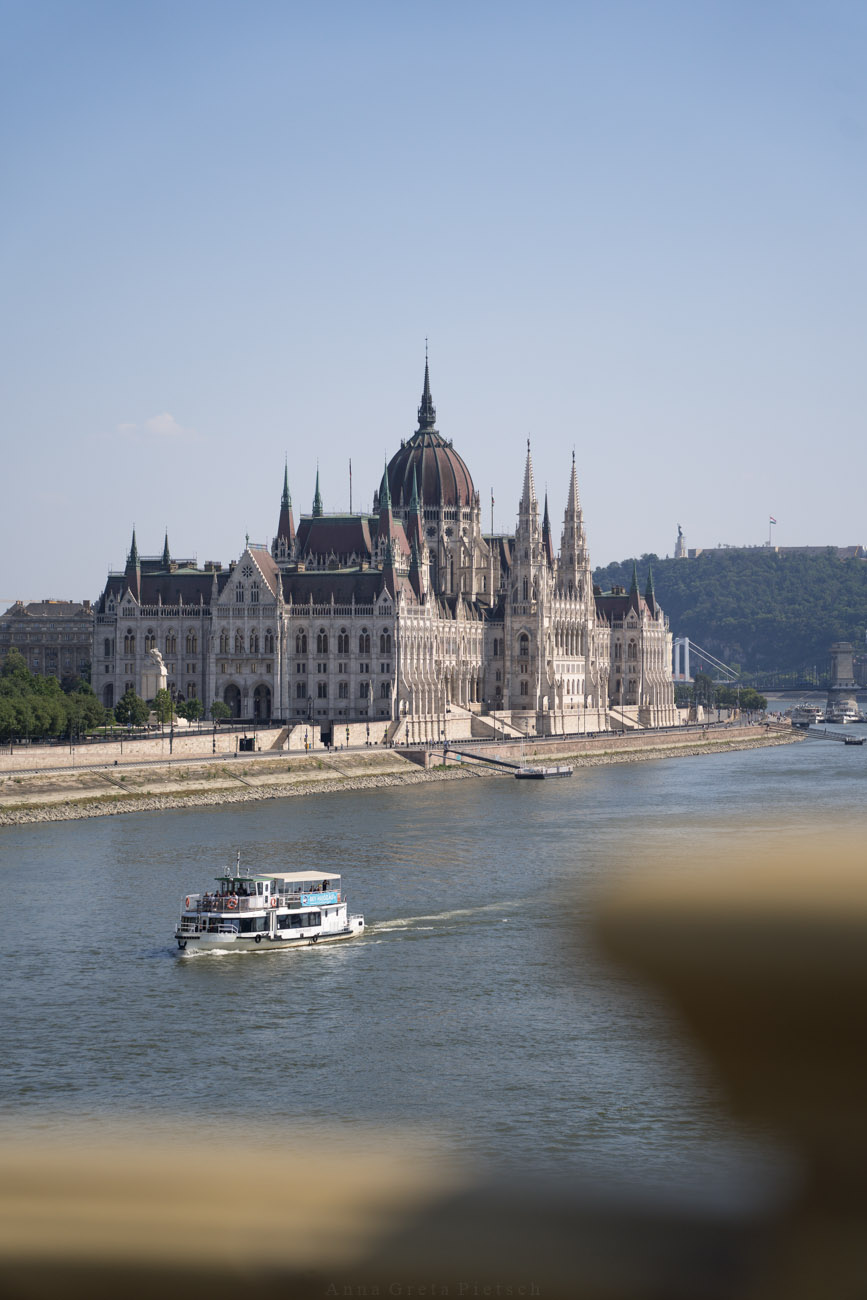 Das Parlamentsgebäude in Budapest mit der Donau im Vordergrund, von der Margarethenbrücke aus fotografiert