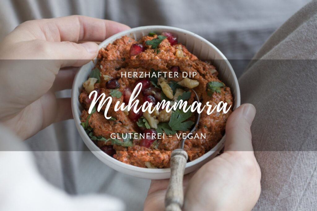 Muhammara, ein Dip aus Paprika und Walnüssen, in einer kleinen Schale. Darüber ist Schrift "Muhammara" gelegt.
