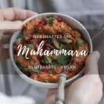 Muhammara, ein Dip aus Paprika und Walnüssen, in einer kleinen Schale. Darüber ist Schrift "Muhammara" gelegt.