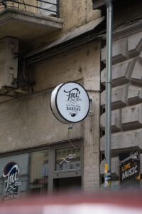 Ein Schild an einer Hauswand mit dem Hinweis für eine glutenfrie Bäckerei in Budapest.